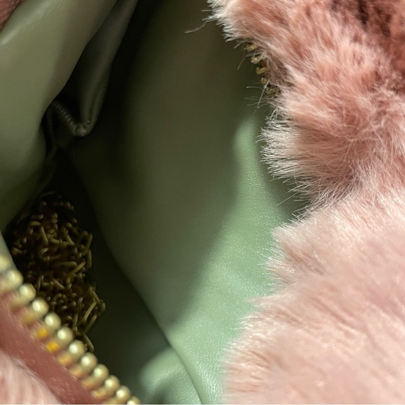 Fluffy Heart Purse w/Chain | Pink | Crossbody | Perfect Gift or Present - Picture 6 of 8